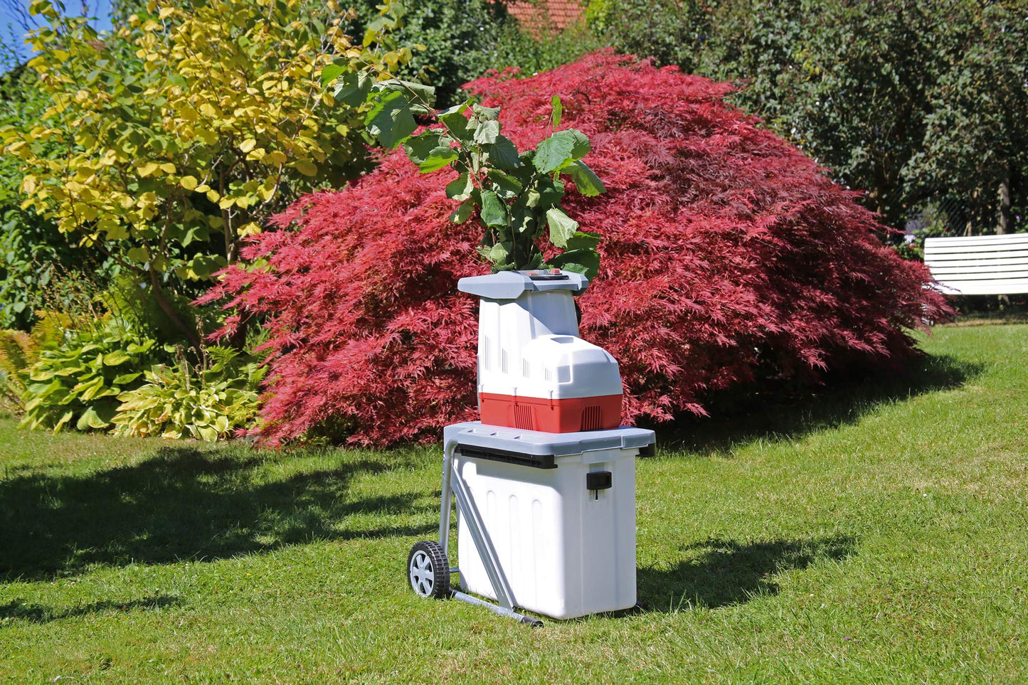 IKRA 81002880 Elektro Gartenhäcksler Walzenhäcksler ILH 3000 A, leise robust wartungsarm, Starke 3.000 Watt, Aststärke bis 44mm, 230 V